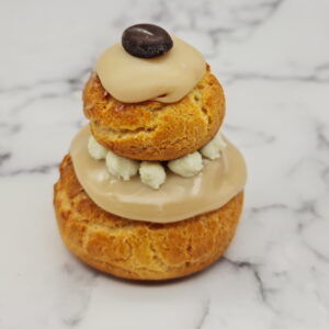 Religieuse au café