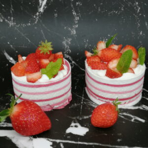 Pavlova aux fraises avec meringue bicolore