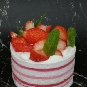 Pavlova aux fraises avec meringue bicolore