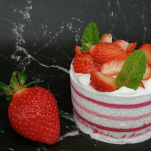 Pavlova aux fraises avec meringue bicolore