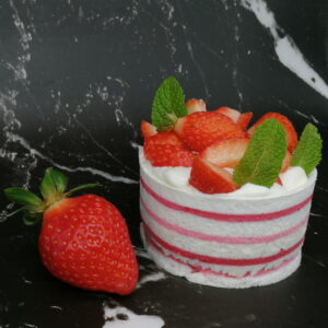 Pavlova aux fraises avec meringue bicolore