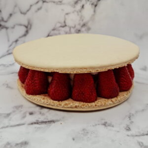 Macaron géant fraises et chantilly