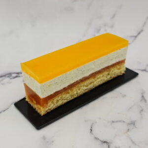 Gâteau pêche, abricot et romarin