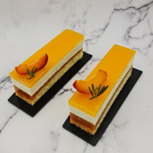 Gâteau pêche, abricot et romarin