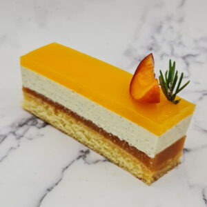 Gâteau pêche, abricot et romarin