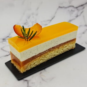 Gâteau pêche, abricot et romarin