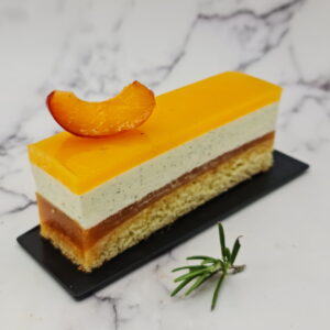 Gâteau pêche, abricot et romarin