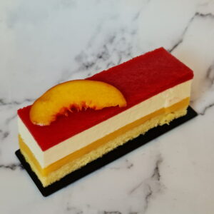 Gâteau pêche, fraise et verveine