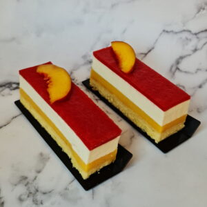 Gâteau pêche, fraise et verveine