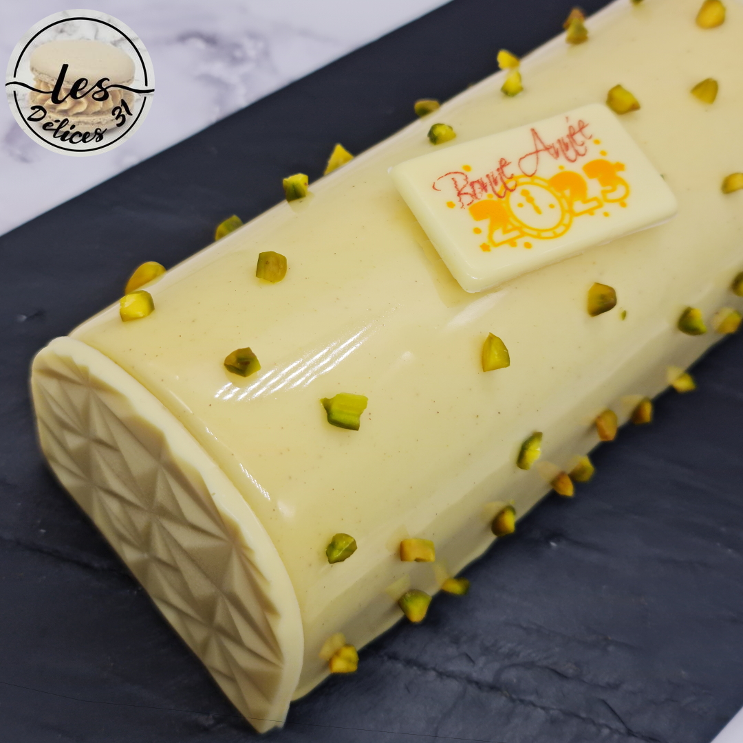 Bûche de Noël chocolat blanc-fleur d'oranger, insert pistaches par  Papilles-on-off. Une recette de fan à retrouver dans la catégorie  Pâtisseries sucrées sur , de Thermomix<sup>®</sup>.