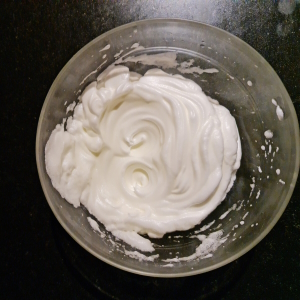 Gâteau vanille, caramel et cacahuètes