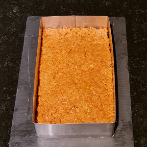 Gâteau vanille, caramel et cacahuètes