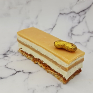 Gâteau vanille, caramel et cacahuètes