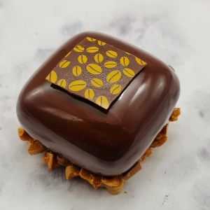 Entremet cacahuète, caramel et chocolat