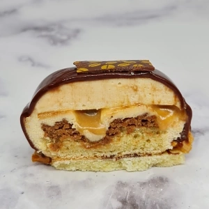 Entremet cacahuète, caramel et chocolat