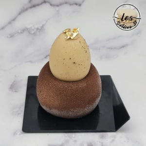 Oeuf praliné dans son coquetier