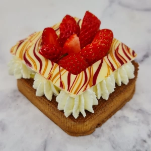 Choux carré à la crème et aux fraises