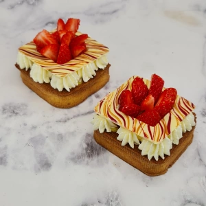 Choux carré à la crème et aux fraises