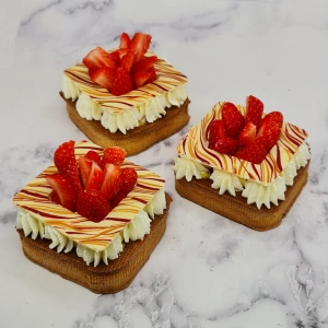 Choux carré à la crème et aux fraises