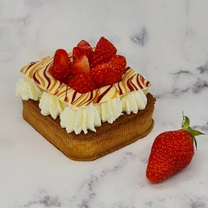 Choux carré à la crème et aux fraises