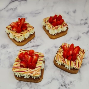 Choux carré à la crème et aux fraises