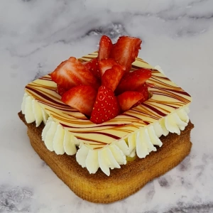 Choux carré à la crème et aux fraises