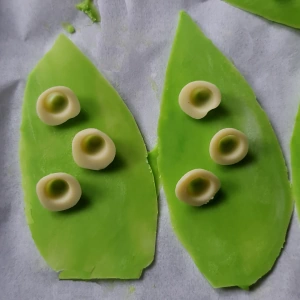 Entremet muguet vanille, noisette et chocolat