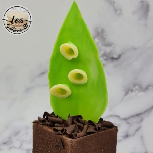 Entremet muguet vanille, noisette et chocolat