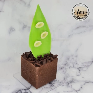 Entremet muguet vanille, noisette et chocolat