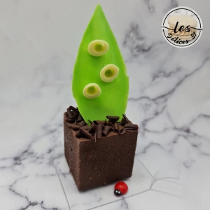 Entremet muguet vanille, noisette et chocolat