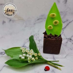 Entremet muguet vanille, noisette et chocolat