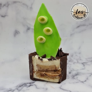 Entremet muguet vanille, noisette et chocolat