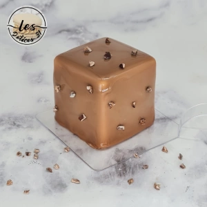 Entremet cube vanille, praliné et chocolat