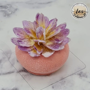 Entremet fraise et notes florales