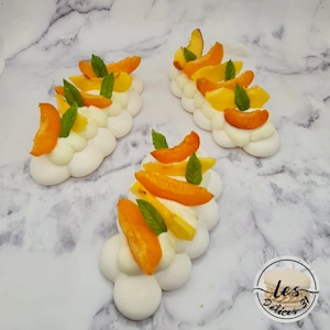 Nuage Pavilova aux fruits jaunes