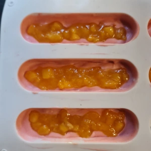 Entremet pêche jaune et fruits rouges