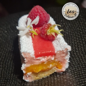 Entremet pêche jaune et fruits rouges